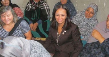 رئيس القومى للمرأة تجلس على "الحصير" مع سيدات قرية الحكامنة ببنى سويف